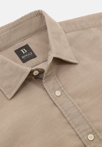 Beige corduroy overhemd met een button-down kraag, voorzien van een zwart label met een witte "B" logo, en witte knopen aan de voorkant.