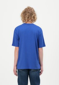 Guess Jeans TEE - T-shirts - regal blue