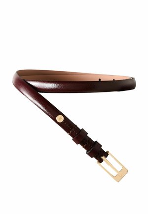 Bordeaux lederen riem met een gladde textuur, voorzien van een gouden rechthoekige gesp en verschillende verstelgaten.