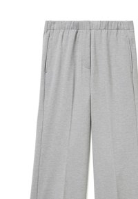 Hellgraue Sweatpants aus weichem, strukturiertem Stoff. Mit elastischem Bund und zwei seitlichen Taschen. Gerade Beinform.