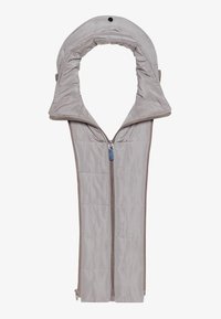 Veste matelassée gris clair avec capuche, fermeture éclair frontale et fermeture à boutons-pression isolée sur fond blanc.
