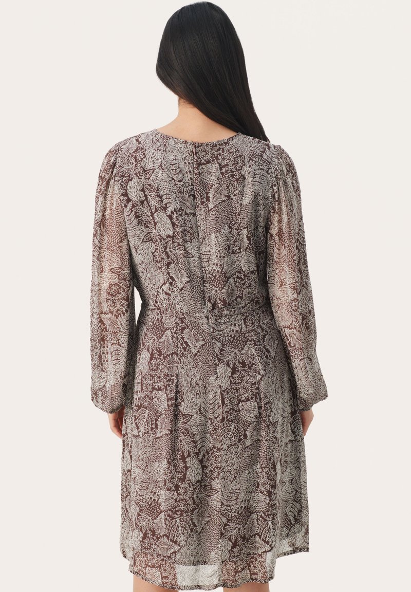 Braunes Kleid mit Blumenmuster, langen Ärmeln und rundem Ausschnitt. Halbtransparenter Stoff mit Strukturdetails und gerafftem Rücken.