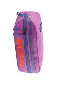 Estuche de lápices de poliéster morado con acentos grises y cremallera, que presenta un logo naranja de "patagonia" en el lateral. Textura suave.