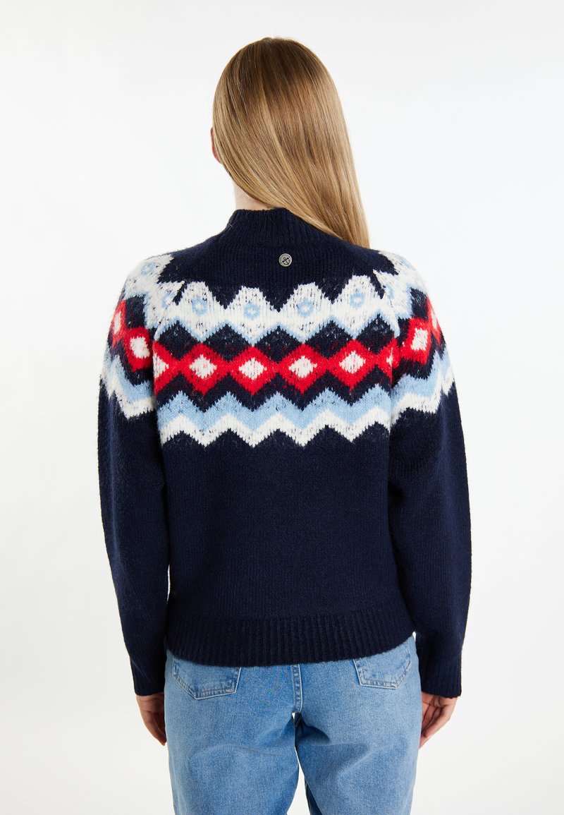 Navy Pullover mit hohem Kragen und einem mehrfarbigen geometrischen Muster in Rot, Weiß und Blau über den Schultern. Gerippter Saum und Bündchen.