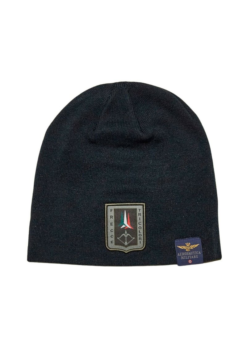 Berretto di maglia nero con una toppa raffigurante un design a scudo. Include strisce verticali colorate e un'etichetta secondaria con un emblema dell'aviazione.