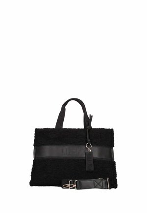 Borsa nera texturizzata con manici corti, tracolla staccabile e un'etichetta verticale del marchio appesa a una maniglia.