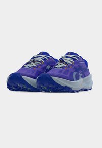 Chaussures de trail running violettes avec une tige en mesh texturé, un embout renforcé et une semelle extérieure à traction multidirectionnelle. Accents de bleu et d'orange.