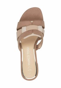 Sandale en cuir suédé marron avec un design à bandes croisées, accents crème, bout ouvert et semelle intérieure rembourrée. Présente un logo sur la semelle intérieure.