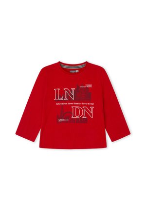 Camiseta roja de manga larga con texto y gráficos del skyline temáticos de Londres, incluyendo Oxford Street, el río Támesis y Tower Bridge.
