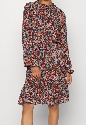 Robe fleurie noire à manches longues, avec un col froncé et une taille élastique. Le motif comprend des fleurs rouges, roses et bleues sur un fond sombre.