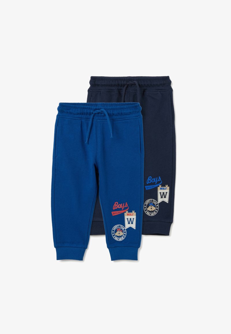 Twee paar jongenssweatpants, één blauw en één marineblauw, beide met een taillekoord en honkbalthema-patches op het linkerbeen.