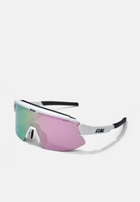 Solsikker med en hvid ramme og sorte detaljer, der har store, pink-tippede linser, som viser en gradient-effekt og et slankt aerodynamisk design.