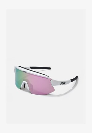 Solbriller med hvit ramme og svarte detaljer, med store, rosa-tonede linser som har en gradient-effekt og et strømlinjeformet, aerodynamisk design.
