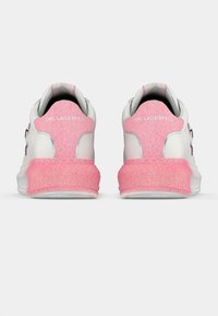 Λευκά και ροζ αθλητικά παπούτσια με υφασμένο ροζ τακούνι, κυρτό σχέδιο και μεταλλικές λεπτομέρειες. Κείμενο "KARL LAGERFELD" στο τακούνι.