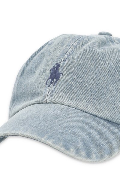 Casquette de baseball en denim bleu clair avec un petit logo brodé foncé représentant un cheval et un cavalier sur le panneau avant.