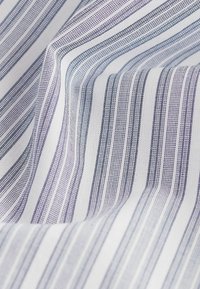 Raidallista kangasta, jossa vuorottelevat ohuet siniset, violetit ja valkoiset viivat, joita leimaa tasainen pinta ja hienovarainen kolmiulotteisuus.