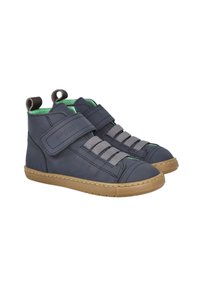 Zapatos de cuero de caña alta en color marino con correa de Velcro gris y cordones elásticos, con un forro verde y suela de goma beige.