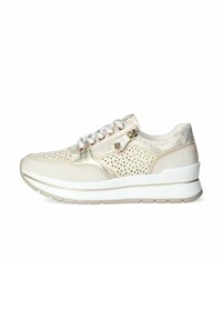 Sneaker beige con tomaia perforata, accenti metallici e suola bianca. Presenta lacci e una cerniera laterale per un facile accesso. Finitura testurizzata.