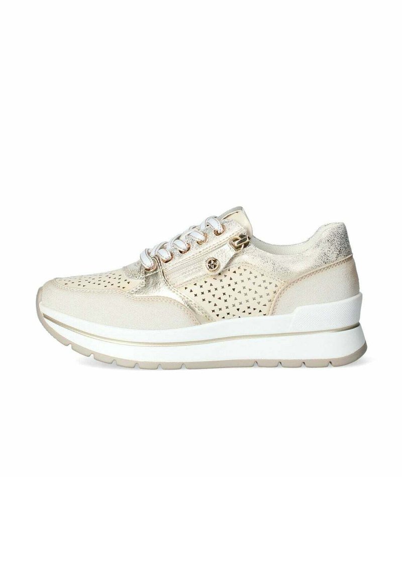 Sneaker beige con tomaia perforata, accenti metallici e suola bianca. Presenta lacci e una cerniera laterale per un facile accesso. Finitura testurizzata.