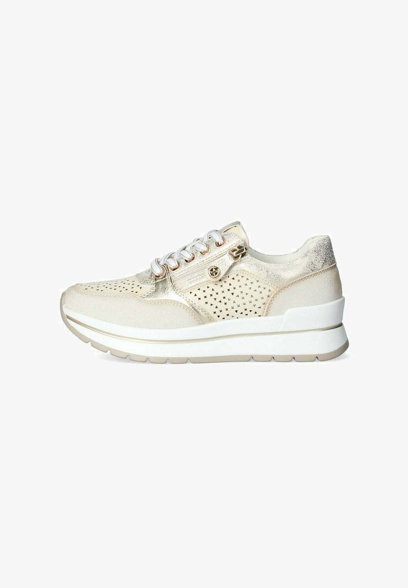 Sneaker beige con tomaia perforata, accenti metallici e suola bianca. Presenta lacci e una cerniera laterale per un facile accesso. Finitura testurizzata.