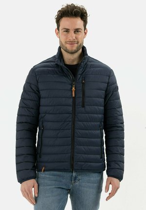 Marineblaue gepolsterte Jacke mit Stehkragen, durchgehendem Reißverschluss und horizontalen Nähten. Mit zwei seitlichen Reißverschlusstaschen und strukturiertem Stoff.
