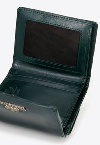 Grünes Lederportemonnaie mit strukturiertem Finish, ausgestattet mit mehreren Kartenfächern und einem transparenten Ausweisfenster. Sichtbare silberne Hardwareakzente.