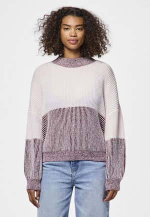Pull en tricot avec un col haut, doté de rayures verticales en rose clair et bordeaux. Coupe ample avec des bords-côtes aux poignets et à l'ourlet.