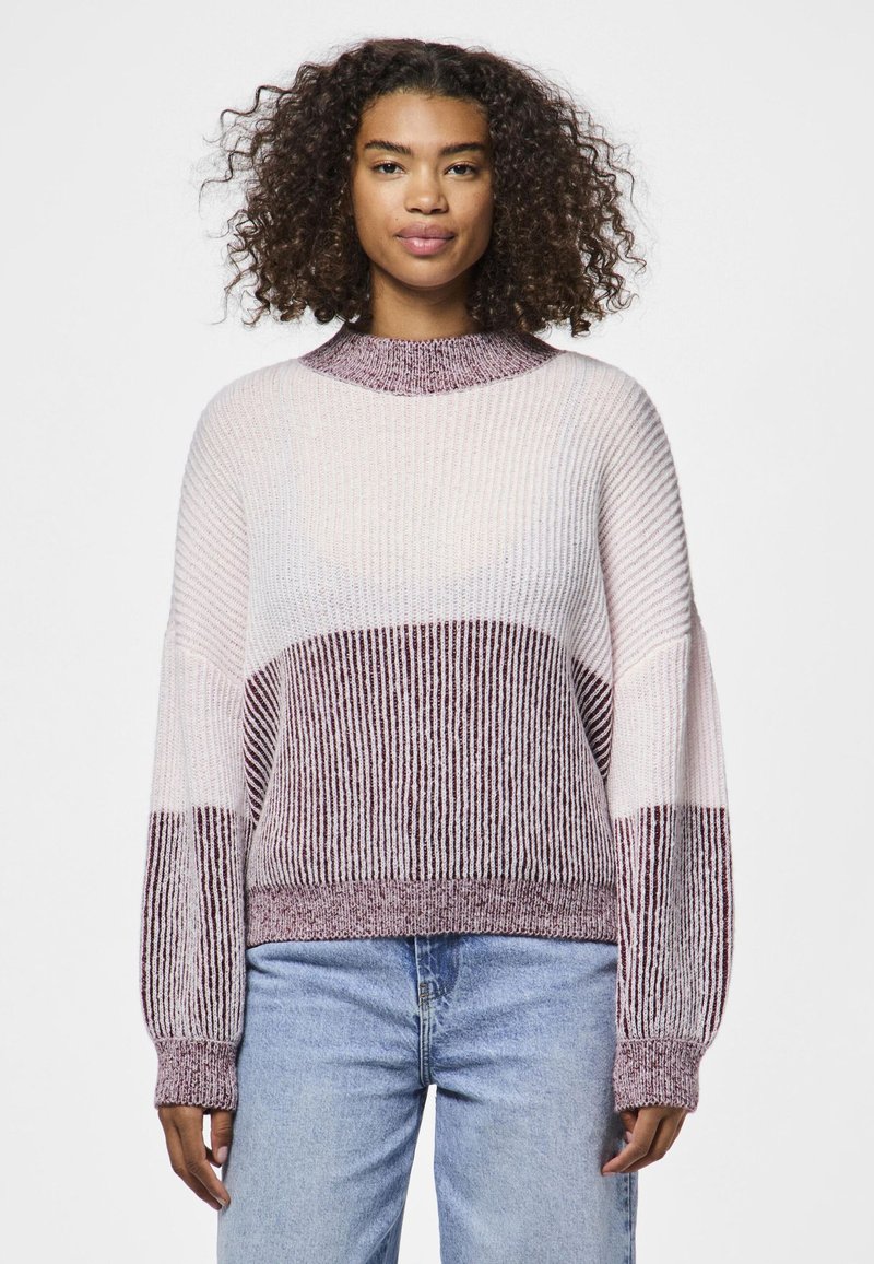 Maglione lavorato a maglia con colletto alto, caratterizzato da righe verticali in rosa chiaro e borgogna. Vestibilità comoda con polsini e orlo a coste.