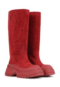 Stivali alti in suede rosso con suola in gomma spessa, punta arrotondata e una piattaforma chunky e testurizzata. Design pulito, finitura liscia.