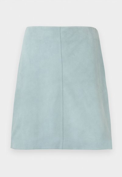 Φούστα A-line από γαλαζοπράσινο σουέντ με κεντρική ραφή, μήκος έως το γόνατο, και ομαλή υφή σε απλό φόντο.