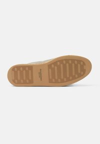 Sole di scarpa beige con superficie in gomma testurizzata, caratterizzata da un design di presa a motivo e un logo impresso che recita "SCAROSSO, Made in Italy."