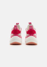 Vita och rosa sneakers med en kraftig design, som har en texturerad ovandel, rosa detaljer och en logga på hälpanelen.