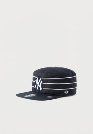 Marineblaue Flachkappenmütze mit weißen horizontalen Streifen, New York Yankees-Logo auf der Vorderseite und '47 auf der Seite gestickt.