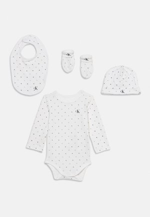 Calvin Klein Jeans GIFTPACK UNISEX SET - Pletena kapa - bright white