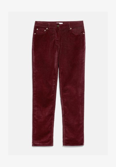 Pantalon en velours côtelé droit de couleur rouge foncé avec poches avant, passants de ceinture, fermeture par bouton et détail de texture visible.