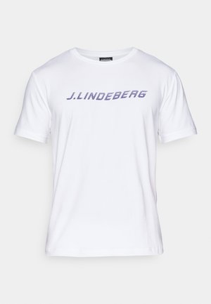 Balta medvilnės marškinėliai su trumpomis rankovėmis ir apvalia kaklo išpjova, ant krūtinės išryškinta mėlyna logotipo užrašas "J. Lindeberg" drąsiu, įstrižiniu stiliumi.