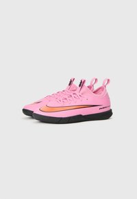 Rosa idrettssko med svarte gummi-såler, med en teksturert overdel, oransje swoosh-detalj og doble trekksløyfer for enkel påtaking.