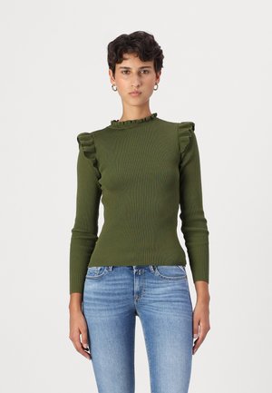 Olijfgroene geribde langemouwen top met gerimpelde schouderaccenten en een hoge halslijn, gecombineerd met blauwe jeans.