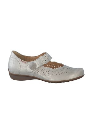Chaussure Mary Jane argentée avec motifs floraux perforés, bride ajustable avec détail de bouton circulaire et semelle basse marron.