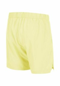 Pantalones cortos deportivos de color amarillo claro con cinturilla elástica y aberturas laterales, diseñados para la comodidad y la movilidad.