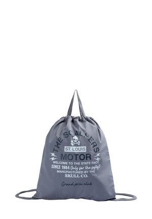 Bolsa de cordón de tejido gris con texto impreso y gráficos, incluyendo una calavera, rayos y detalles de la marca. Diseño simple y ligero.