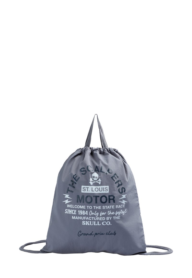 Snorepose taske i gråt stof med trykt tekst og grafik, herunder et kranium, lynbolte og brandingdetaljer. Simpelt, let design.