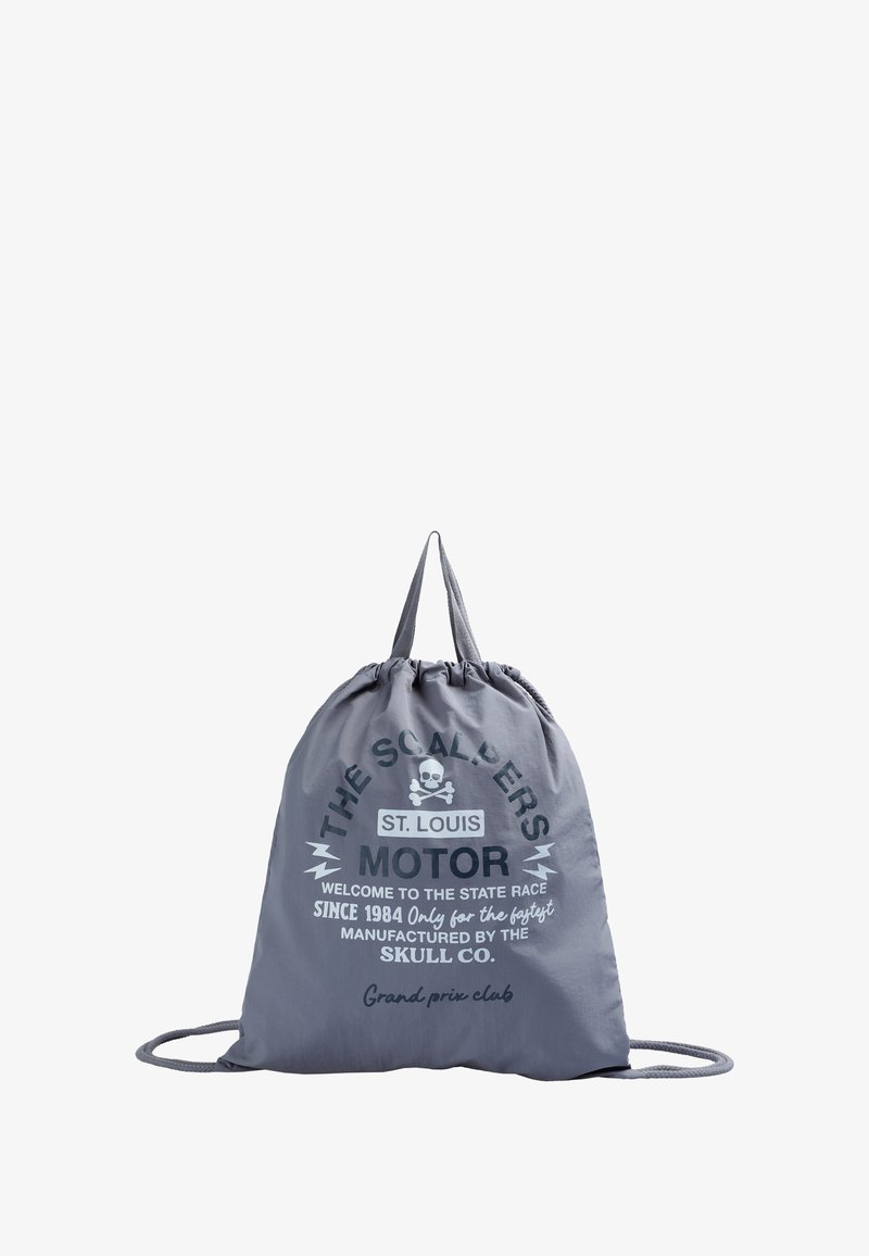 Worek ze sznurkiem w szarym materiale, z nadrukowanym tekstem i grafikami, w tym czaszką, błyskawicami oraz detalami marki. Prosty, lekki design.