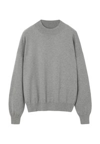 Pull gris en tissu doux, avec un col rond, des épaules tombantes, et des poignets et un ourlet côtelés. Design simple et classique.