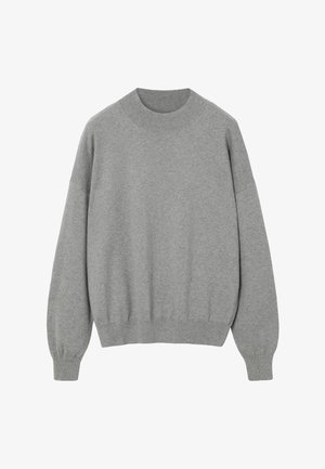 Sivý sveter z mäkkej tkaniny, s okrúhlym výstrihom, zníženými ramenami a rebrovanými manžetami a lemom. Jednoduchý, klasický dizajn.