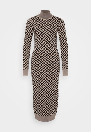 Lang, aangesloten jurk in een beige en zwart geometrisch patroon, met een ribgebreide col en mouwen, gemaakt van een gebreide, gestructureerde stof.