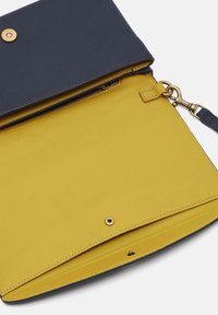 Leder-Clutch mit navy-blauer Außenseite und gelbem Innenfutter. Verfügt über einen Magnetverschluss, eine Reißverschlusstasche und goldene Hardware-Akzente.