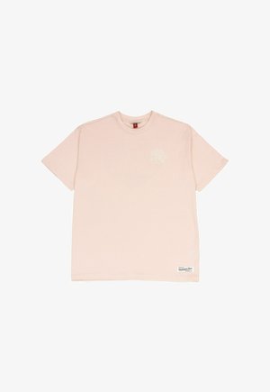 Hellrosa kurzärmeliges T-Shirt mit Rundhalsausschnitt, kleinem erhabenem Logo auf der linken Brust und einem rechteckigen Etikett in der Nähe des unteren Saums.