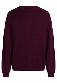 Bordeauxfarvet striktrøje med rund halsudskæring, sænkede skuldre samt ribstrikkede ærmeafslutninger og kant med en blød, tekstureret finish.