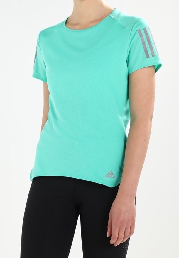 Mintgrön kortärmad sporttröja med rund halsringning, med grå ränder på axlarna och en emblem på nedre fållen.